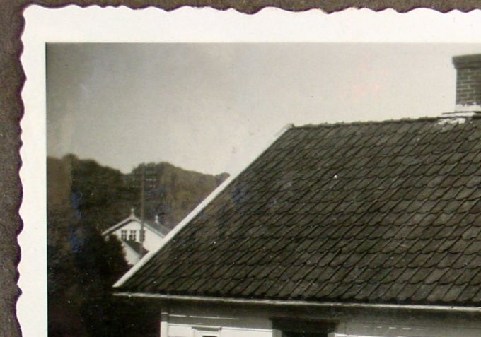 Okjen 53, ca. 1930. I døren formentlig tante Helene og min mor, Inga.