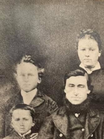 Foto tatt ca. 1878. Bak: Nilsine, Peder Andreas og Helene Elisabeth. T.v.: Lars og Johan. Midt for: Amund og Inga. T.h.: Amund jr. og Inger Oline.*)
