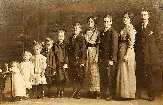                                                             Familiebilde tatt 1914
