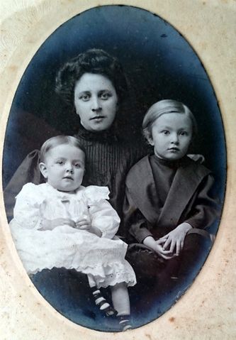 Frida med barna Victor og Muriel